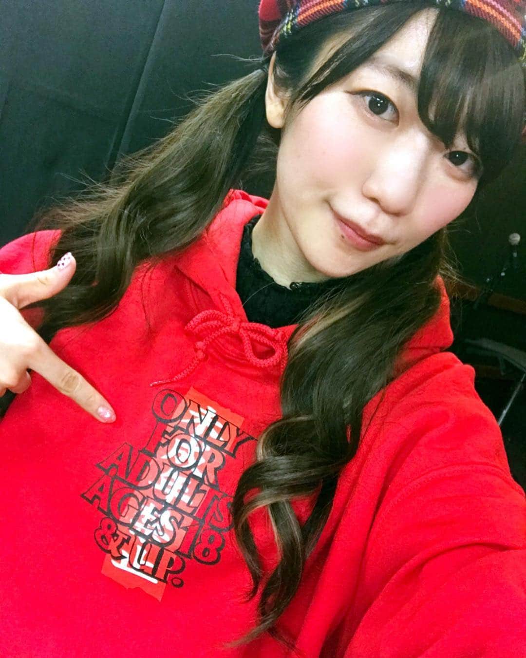 ぱいぱいでか美のインスタグラム：「FANZAさんから頂いたパーカー可愛い♡ DMMのアパレル展開お洒落でかっこいいですよね。 ꙳ #FANZA #FR2 #hoodie #jamieank #onepiece #béret #HEIHEI #belt #WEGO #sox #viviennewestwood  #sneaker #reebok #俺はインスタグラマーになりてぇ ꙳ ちょっと前にAV好きを公言してる芸能人ということでFANZAさんのインタビューを受けまして そしたら後日FANZAのお洋服何点か事務所に送ってくださいました〜！ FANZAとFR2のコラボであのブランドのパロディー(T . T)笑！ 可愛くてお気に入りです！ 先月の月例トークイベントで着ました〜！ で、明日というか日付変わって今日は今月の月例トークイベント！ 来てね〜90分喋り続けるよ〜♡ . 4/18木 新宿dues 19:30〜 ¥1500+D 聞き役 谷さん 喋り続ける人 ぱいぱいでか美 チケット予約は公式ホームページで！」