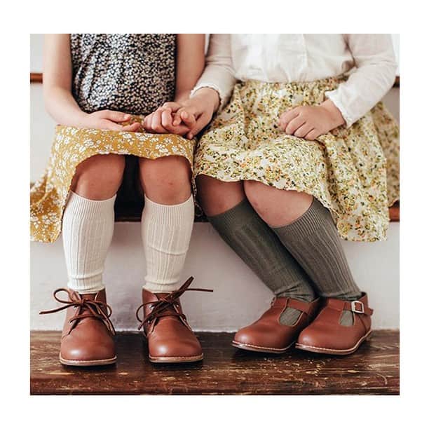 コレジアンのインスタグラム：「STAPLE PRODUCTS & ABSOLUTE BEST SELLERS 😍 Our knee-high socks match beautifully with Liberty print clothes, or as an eye-catching accessory on their own. They come in so many different hues that you’ll be able to add that sweet finishing touch to your outfits. 🌟 . Arthur Lasenby Liberty, the founder of legendary department store Liberty London, was forward thinking when it came to style. For over 140 years, Liberty Fabrics has been synonymous with vibrant colour and vivid, imaginative prints. The company began as a small fabric shop on Regent Street in London, offering a stock of exotic fabrics sourced from around Asia.  In the 1920s, Liberty began to produce miniature floral, paisley & abstract prints that became known as ‘Liberty Prints’. They continue to be a source of inspiration for today’s greatest fashion designers! 😀 . 🇫🇷 Associez les jolis motifs du Liberty à nos chaussettes hautes ou courtes, et le tour est joué, c’est un look parfait assuré ! Nos coloris de chaussettes se marient parfaitement à la douceur des imprimés, un subtil #mixandmatch pour révéler toutes les tenues ! 🌟 . « HISTOIRE D'UN BEST-SELLER ! Douceur, fraîcheur, romantisme : le Liberty dépoussière le dressing de l'été de son air printanier… le tissu séduit aussi bien les créateurs que les marques de la fast-fashion, pour envahir la garde-robe des jeunes et des moins jeunes.... C'est à l'aube du 20ème siècle, qu'un apprenti drapier du nom d'Arthur Lasenby Liberty donne naissance au désormais célèbre imprimé Liberty. Une success story. L'imprimé est subtil, discret, jamais criard, parfois naïf. De nombreux créateurs comme Marc Jacobs , Nicolas Ghesquière chez Balenciaga , ou encore Isabel Marant avec ses mini jupes et vestes matelassées, ont joué la carte de la fraîcheur. » (@puretrends). 😀 . Picture by @valyakids 😘 . . #collegien #collegiensocks #collegien_officiel #海外ベビー服 #ロンパース #女の子ベビー #女の子 #赤ちゃん #赤ちゃんのいる生活 #ベビモ #madeinfrance #extrasoft #bestsocksever #barneklær #kinderstrümpfe #kniestrümpfe #靴下 #носки #sokker #instamum #ベビー用品」