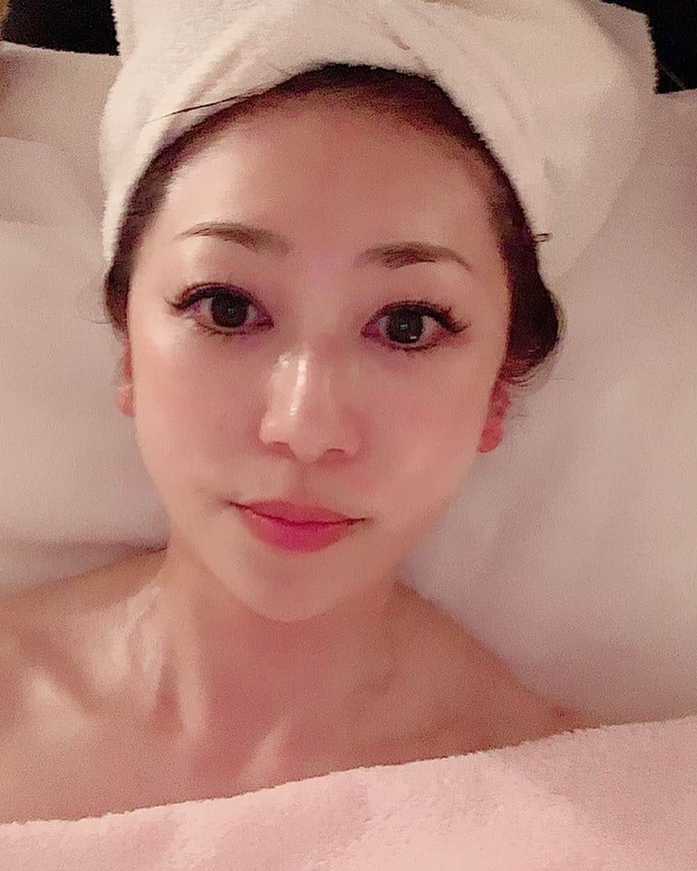 和泉佳子さんのインスタグラム写真 - (和泉佳子Instagram)「ある美容通のKさんからのご紹介でおじゃました麻布十番にある隠れ家サロン♥️ . モデルさんや著名な方も多く通っていらっしゃるということで、「大々的には宣伝したくないんです・・・」というサロンオーナーさんのご希望により、残念ながらサロン名をご公開する事は出来ないのですが、その施術があまりにも劇的に感動したのでご紹介します😌 . それは、世界初の完全フリーハンドラジオ波施術の高周波温熱機器「WINBACK」を使った施術です✨ . 「WINBACK」とは、施術者が、ブレスレット型のエレクトロードを両手首に装着することで、手の平や指先、全てがラジオ波のエレクトロードに変わり、ピンポイントで熱を加えながら今まで施術が難しかったまぶたや目のキワなど細かい部分へのマッサージが可能になり、筋肉のアプローチによって筋膜の癒着を解消したり、小顔効果が期待出来るというものです✨ . 半顔だけマッサージした状態で鏡を見たらビックリ❣️右だけ、上がってる～～～⤴️⤴️⤴️ (写真4枚目) . フェイスラインだけではなく、目尻もキュッと上がって、頬骨の位置が高くなり、顔が立体的になりました✨ . 「WINBACK」凄過ぎる💗💗💗 . その後、美容鍼でリフトアップ感を形状記憶✨(写真1枚目) . その即効性に思わず感動～❣️ . 『2.3日後の方がリフトアップ感が増してきますよ😉』と言われましたが、実際、確かに2,3日後の方がさらにキュッとしたように感じました✨ . 何度も言いますが、「WINBACK」凄過ぎる💗💗💗 私、絶対定期的に通います🙋‍♀️💕 . .  #和泉佳子 #25ans #ヴァンサンカン #エレブロガー #隠れ家サロン #winback #リフトアップ #美容鍼 #ラジオ波」4月18日 0時08分 - yoshiko_izumi