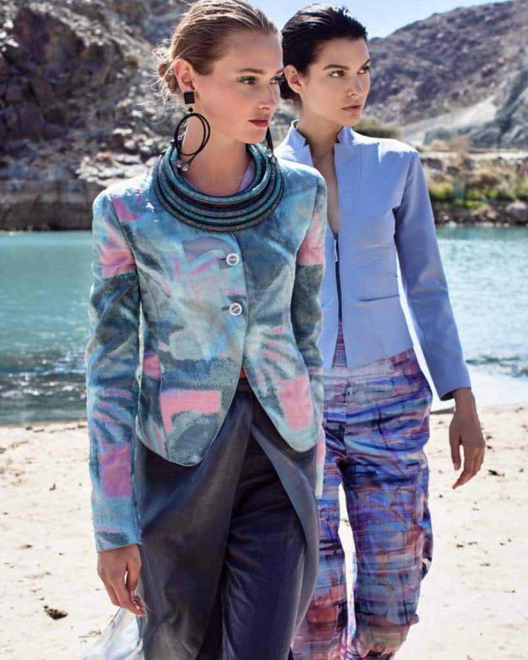 Armani Officialさんのインスタグラム写真 - (Armani OfficialInstagram)「Intricate beading and pastel colours make for stunning evening #GiorgioArmani SS19 outfits  Credits: @aeworld_mag」4月18日 0時15分 - emporioarmani