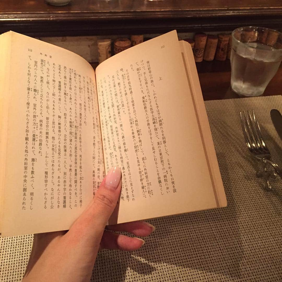 酒向杏奈さんのインスタグラム写真 - (酒向杏奈Instagram)「. . 泉鏡花の短編小説【外科室】 . 主人に日本語が美しいから読んだ方が良いと勧められた本 . 内容はかなりエッジが効いているのに… 流れるようにたおやかで美しい言葉と文章。 . 日本人なのに知らない表現ばかり 勉強になります💨 . 短いのに濃かった。。 . #短編小説 #泉鏡花 #外科室 #美しい日本語 #美しい文章」4月18日 0時15分 - annacotta715