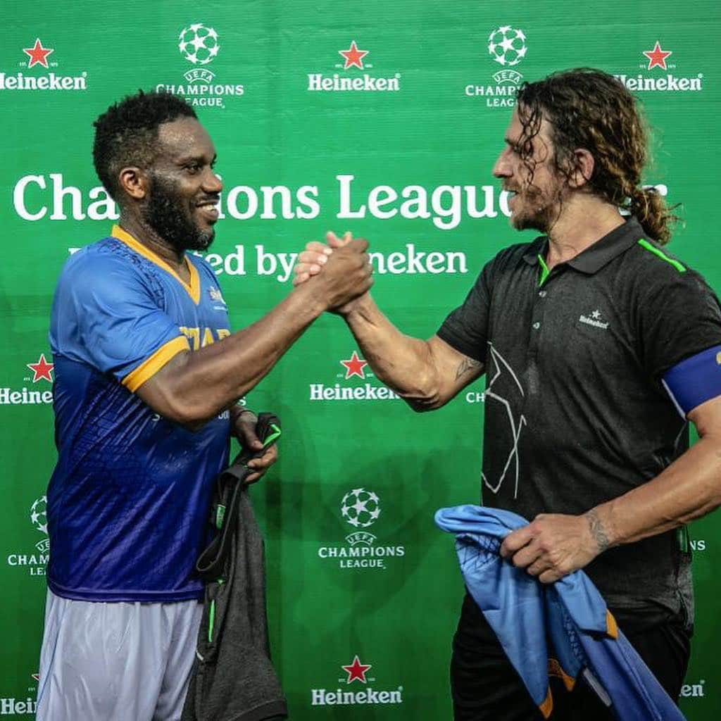 カルレス・プジョルのインスタグラム：「Encantado de la experiencia en Uyo. Es fantástico cómo viven el fútbol en Nigeria, gracias por el recibimiento. What a wonderful experience in Uyo. It’s amazing to see how they live football in Nigeria, and thank you for the welcome. It was an #unmissable match.」