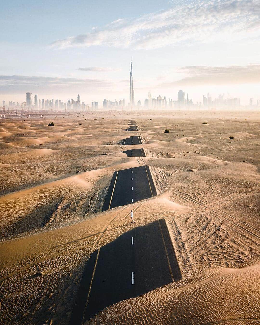 Awesome Wonderful Natureさんのインスタグラム写真 - (Awesome Wonderful NatureInstagram)「Dubai roadways 😍  Al Qudra Desert, United Arab Emirates. Photo by @manueldietrichphotography  #fantastic_earth」4月18日 0時18分 - fantastic_earth