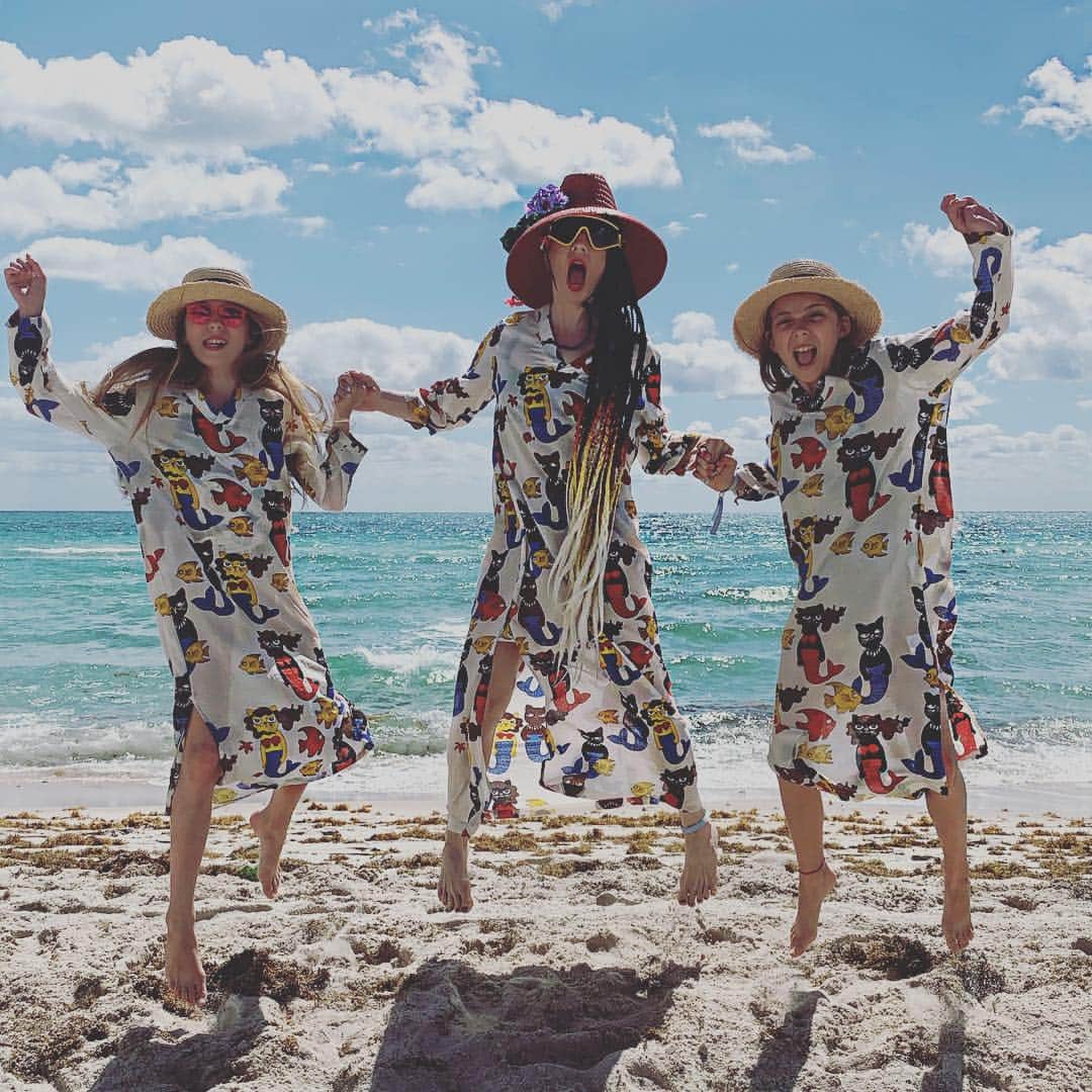 B. Akerlundさんのインスタグラム写真 - (B. AkerlundInstagram)「Fun in the sun 🌞with my @akerlundtwins ......... 👗 @mini_rodini  #akerlundtwins」4月18日 0時21分 - bcompleted