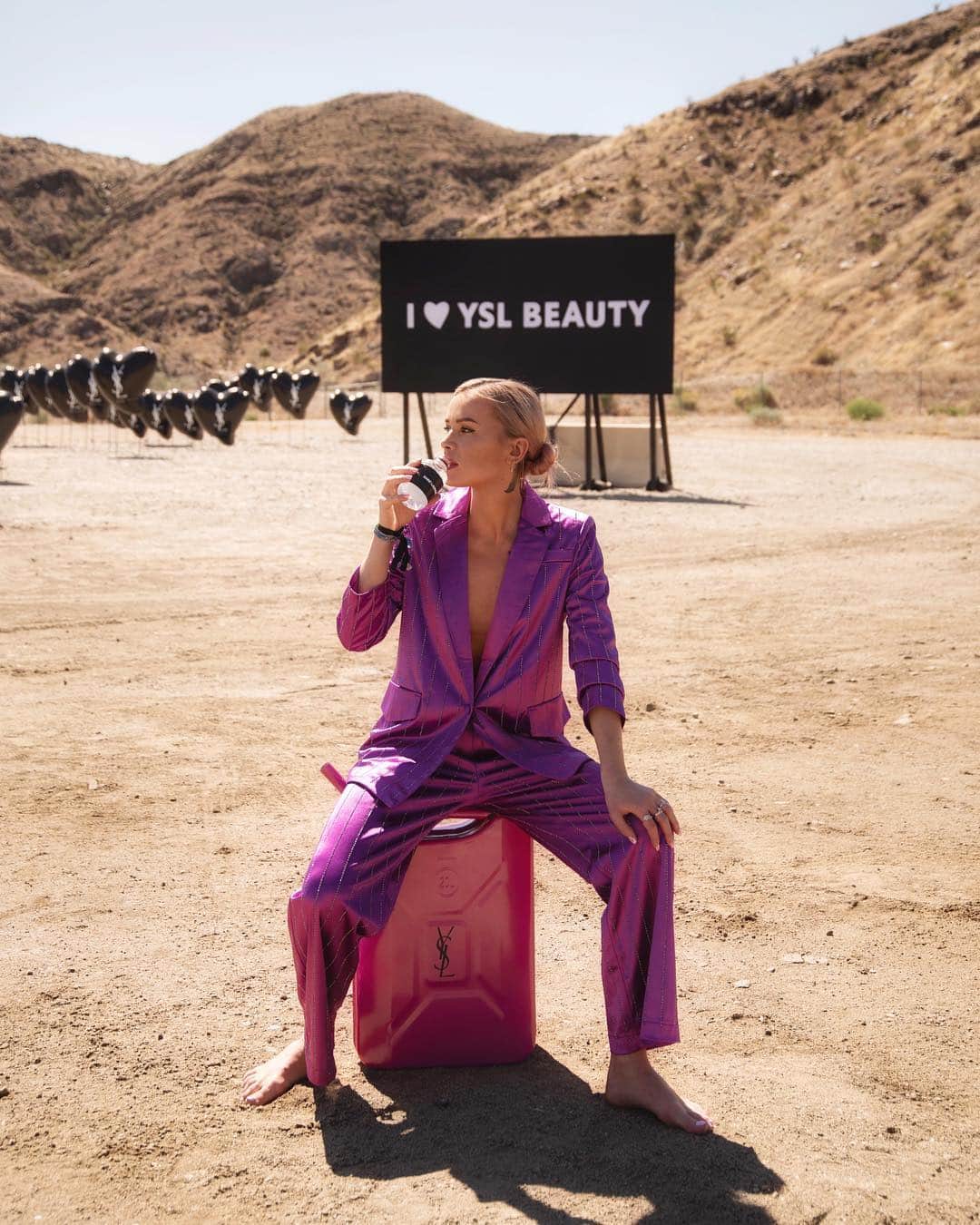 Juliett K.さんのインスタグラム写真 - (Juliett K.Instagram)「Desert MOOD with @yslbeauty Komu wody? 💦☀️ #yslbeautystation #yslbeauty #festivaloutfit」4月18日 0時28分 - maffashion_official