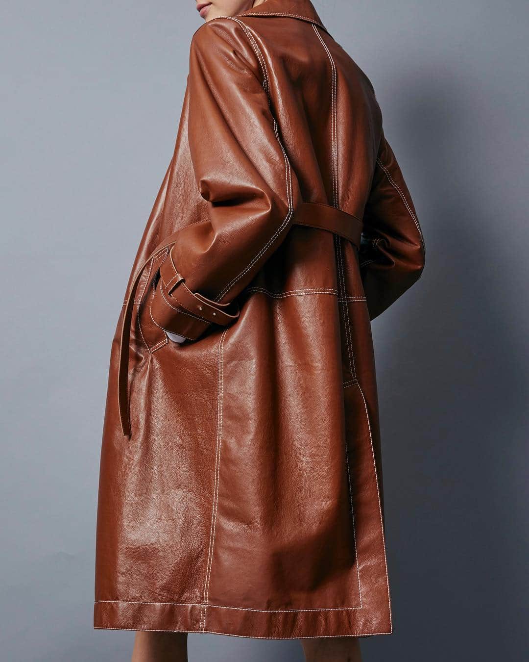 のインスタグラム：「The outerwear of your dreams: #ScervinoSS19 leather trench coat. . . #ErmannoScervino #leathercoat #backstage #handmade #madeinitaly #ss19 #sscollection #springsummer #runwaylook」