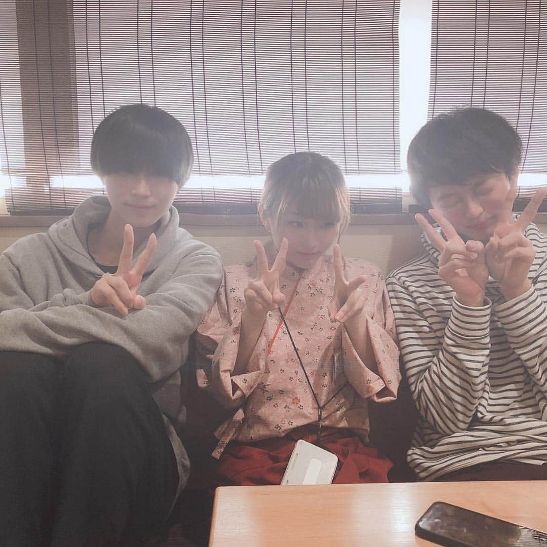 のインスタグラム：「常連様いつもありがとうございます😹  本日はスタッフもお邪魔してのパシャリ📸✨ インスタフォローで🎁❤ ご用意してます、是非お声かけくださーい！  #鶏っく富山#飲み放題#地酒 #地鶏#完全個室#創作居酒屋#宴会#飲み会#予約受付中」
