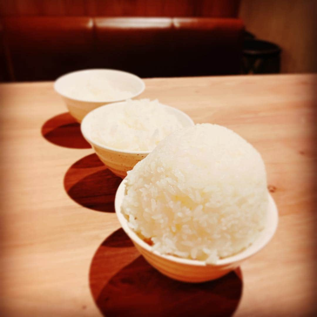 佐藤聡美さんのインスタグラム写真 - (佐藤聡美Instagram)「* * * 奥から、ライスの 小・中・大になります🍚🍚🍚 * * 本物の漫画盛り初めて見たよ🍚 * 昔、漫画盛りごはんのストラップを 付けていたことを思い出して 懐かしくなったよ🍚 * 今日は、わくわくすることが たくさんあって嬉しいのだよ🍚 * 夢の中にも 漫画盛りごはん出て来そうだよ…🍚 * しあわせだね☺︎おやすみなさい * * * * #ちなみに #私は  #小ライス #強めのお肉と一緒に #いただきました  #🍚 #美味しかった #漫画盛り  #お米」4月18日 0時34分 - sugar_me58