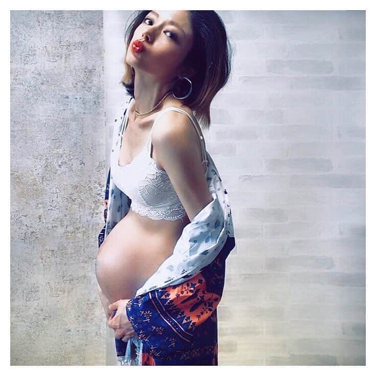 高木美知瑠のインスタグラム：「. おそくなったけど 今日からちゃんと里帰り ꊛꊛ⌂﻿*. この2・3週間で急速に体重 増えて 急激にお腹でた 𓆡𓈒𓏸 . 女の子やのに前にしか出てない気がする ? 男の子 ? それはないはずなんやけど ⚘˒˒ あと1ヶ月やよ🤰𓂃∮·˖✶ #tokyo#japan#maternity#maternityphoto#maternityshoot#maternitystyle#maternityphotoshoot#maternitydrest#妊婦#マタニティ#マタニティ記録#臨月#プレママ#マタママ #sweet #スウィートインスタ」