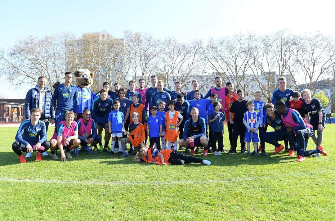 ヘルタ・ベルリンさんのインスタグラム写真 - (ヘルタ・ベルリンInstagram)「Danke für einen wunderbaren Nachmittag beim KIEZtraining, liebe Herthaner & @turkiyemsporberlin! #kiez #bezirk #kiezkicker #training #friedrichshain #kreuzberg #hahohe #herthabsc」4月18日 0時44分 - herthabsc