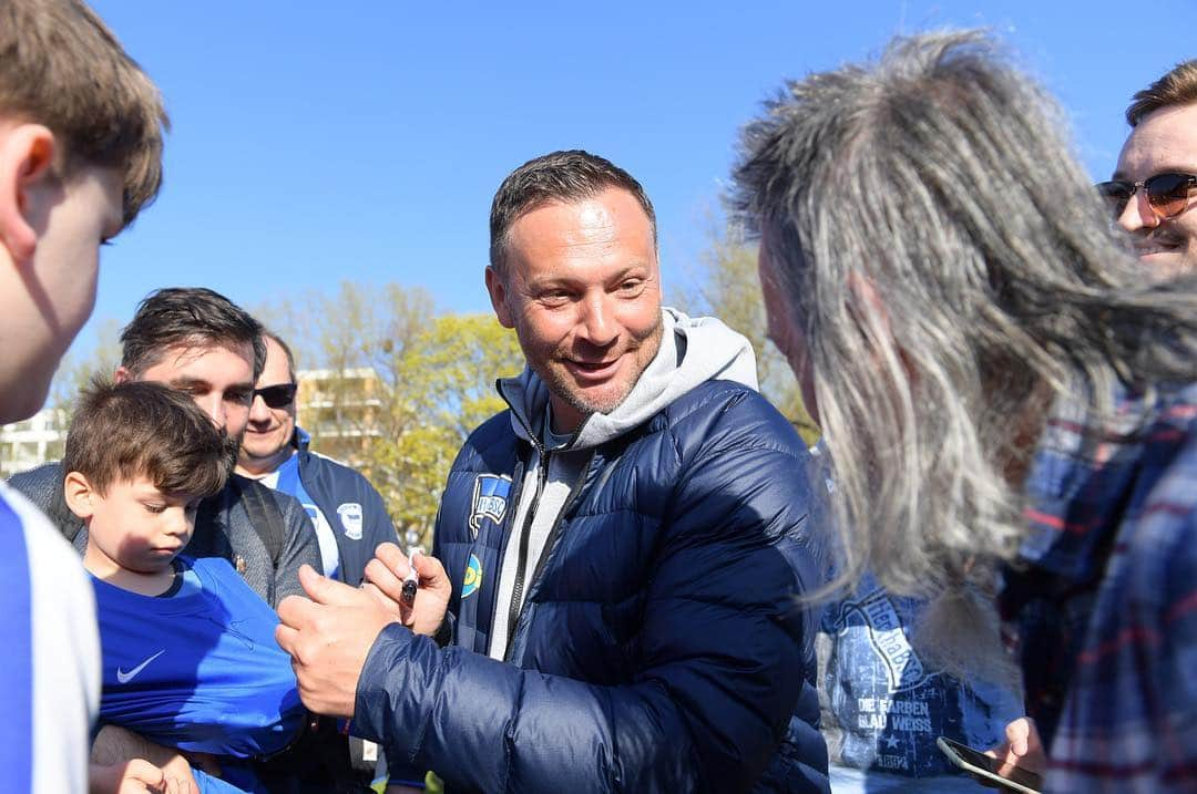 ヘルタ・ベルリンさんのインスタグラム写真 - (ヘルタ・ベルリンInstagram)「Danke für einen wunderbaren Nachmittag beim KIEZtraining, liebe Herthaner & @turkiyemsporberlin! #kiez #bezirk #kiezkicker #training #friedrichshain #kreuzberg #hahohe #herthabsc」4月18日 0時44分 - herthabsc