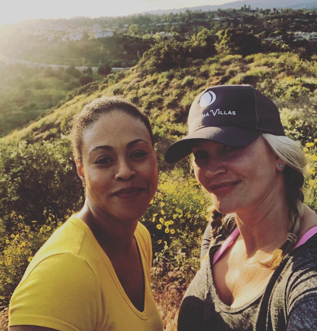 ナターシャ・ヘンストリッジさんのインスタグラム写真 - (ナターシャ・ヘンストリッジInstagram)「How exactly does @therealvinessaantoine look this good even while sweating and hiking.... seriously though? Fun evening fun catching up #kindredspirits shoutout to @laserenavillas」4月18日 0時44分 - natashahenstridge