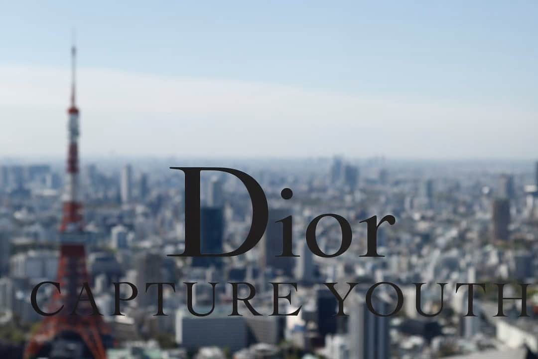 野崎萌香さんのインスタグラム写真 - (野崎萌香Instagram)「Dior カプチェルユース シリーズの 初めての化粧水 カプチェルユース エンザイムソリューションを 体験してきてきました。  抗酸化力の高いアイリスと  酵素がたっぷり入った パパイヤ成分配合で  酸化を引き留めて ターンオーバーを促進して 肌再生を促してくれる化粧水に なっています。  肌を調べてもらって  わたしに必要な カプチェルユースは  GLOW boosterと PLUMP FILLERだと 教えてもらいました。  エイジングサインが出る前に 先回りして 肌のバリア力を高めてくれる シリーズになっているので 試してみてね♬  @diorskincare #カプチュールユース」4月18日 0時44分 - moeka_nozaki