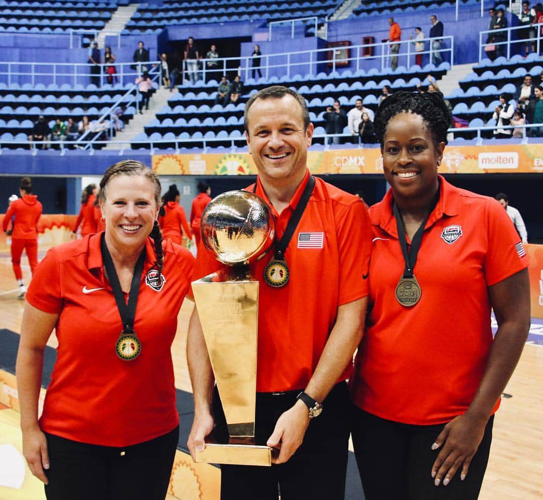 USA Basketballさんのインスタグラム写真 - (USA BasketballInstagram)「They led us to gold in 2018, now we hope they do it in 2019. Jeff Walz, Natasha Adair & Cori Close are back to guide the 2019 USA Women’s U19 World Cup Team 👊🏽」4月18日 0時44分 - usabasketball