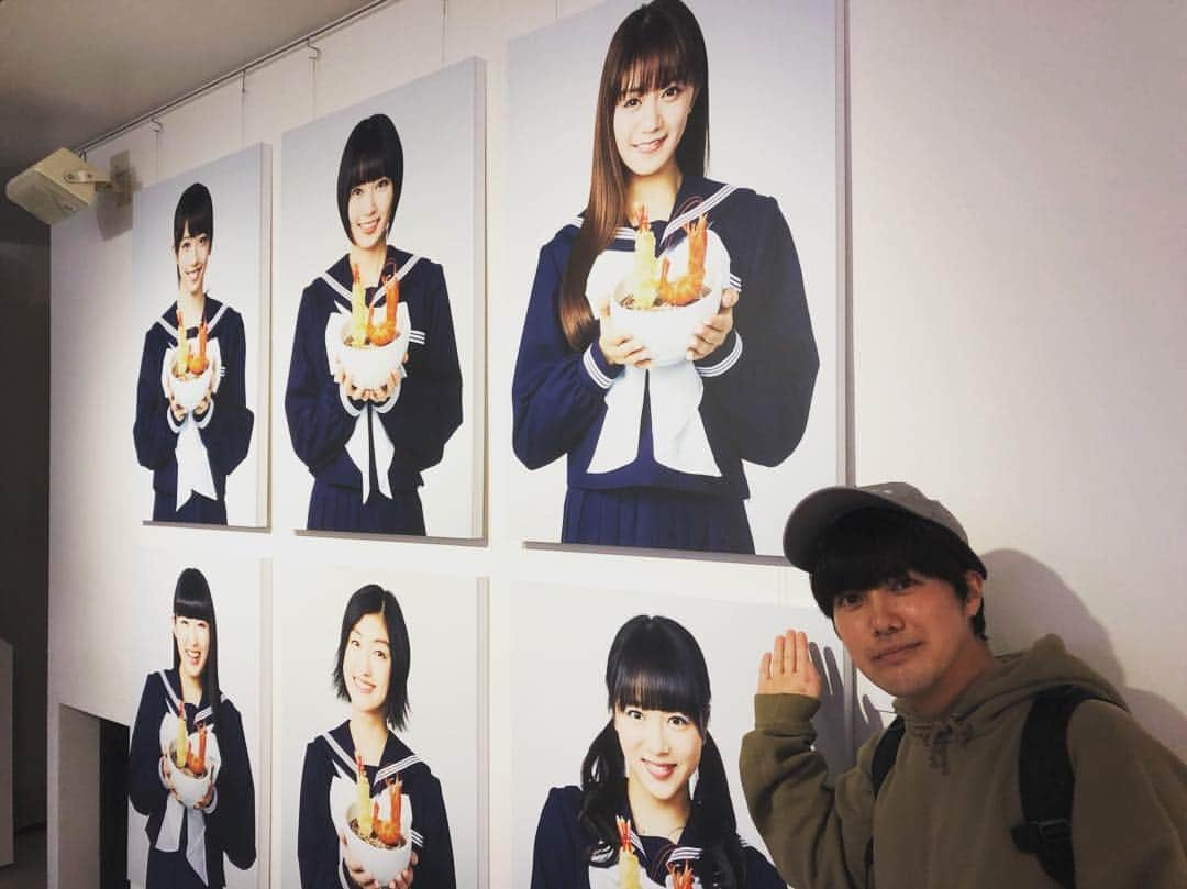 溜口佑太朗さんのインスタグラム写真 - (溜口佑太朗Instagram)「本日から開催のエビ中10周年企画展、エビ展にラバーガール飛永さんと行ってきた🍤🍤🍤🍤 僭越ながら、私もお祝いコメントを撮らせて頂いたので是非渋谷タワレコへ🦐🦐🦐🦐 エビ中はずっといいな！」4月18日 0時44分 - loveletterztame