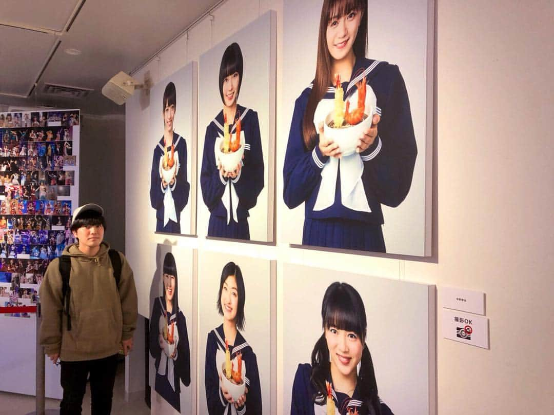 溜口佑太朗さんのインスタグラム写真 - (溜口佑太朗Instagram)「本日から開催のエビ中10周年企画展、エビ展にラバーガール飛永さんと行ってきた🍤🍤🍤🍤 僭越ながら、私もお祝いコメントを撮らせて頂いたので是非渋谷タワレコへ🦐🦐🦐🦐 エビ中はずっといいな！」4月18日 0時44分 - loveletterztame