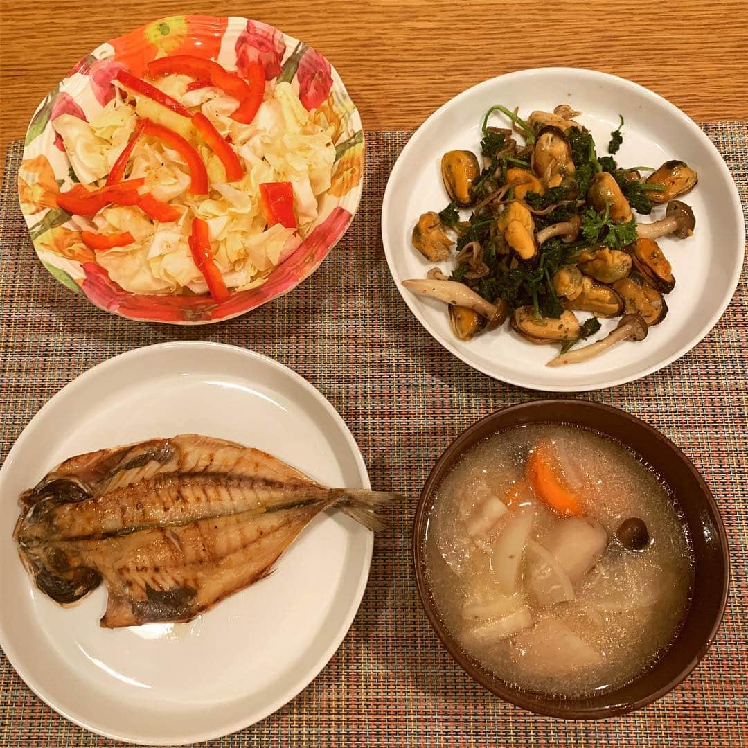 浜口順子さんのインスタグラム写真 - (浜口順子Instagram)「今夜の #パニックキッチン です❗️ サラダ🥗 焼き魚、 ムール貝とパセリときのこのバターソテー、 豚汁です❗️ なんだか足りないなあ…🐷 #晩御飯 #食卓  #いえごはん #夕ご飯 #ゆうごはん #健康 #低糖質 #ダイエッター #メニュー #晩ご飯 #晩ごはん #我が家のごはん #うちのごはん #野菜料理 #料理 #cooking #おうちごはん #food #手料理 #japanesefood #和食 #夜ごはん #homemade #料理写真」4月18日 0時46分 - hamaguchijunko