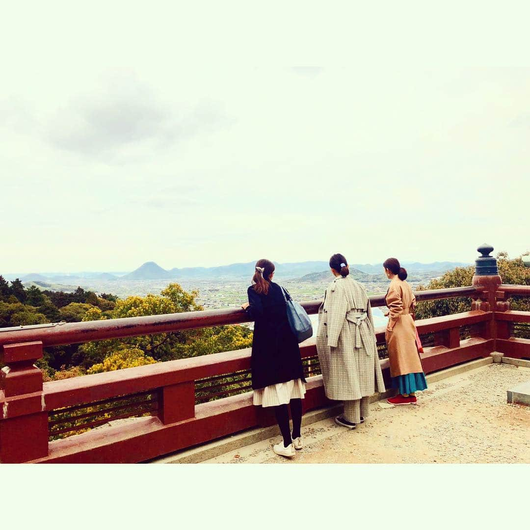 田中麗奈さんのインスタグラム写真 - (田中麗奈Instagram)「こんぴらさんで親しまれる金刀比羅宮にも行って参りました。 長い長い石畳みの階段、登るのはもちろん一苦労ですが、高台から見渡す香川の街並み、山々は見事でした。  勘九郎さんがTVのドキュメンタリーで舞台公演前に登る姿を観て、訪れたいと思っていたので、念願叶いまして有り難いです。  香川の親善大使の晶ちゃんが、忙しい中案内してくれて本当に感謝です。  日本って本当に素晴らしい✨  #金刀比羅宮#こんぴらさん#おうどんはやっぱり美味しかった  @akiko0902kinouchi」4月18日 0時50分 - renatanaka07