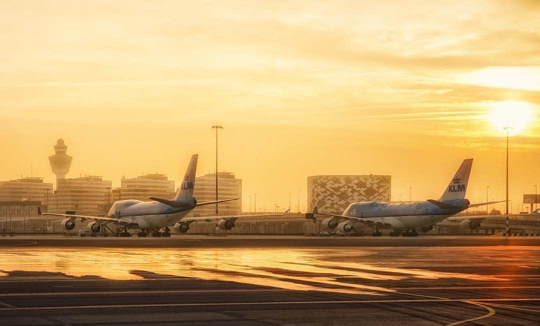 KLMオランダ航空さんのインスタグラム写真 - (KLMオランダ航空Instagram)「Schiphol sunsets 🌞 #KLM #RoyalDutchAirlines #flyKLM 📸 by @markw8endonk⠀ .⁣⠀ .⁣⠀ .⁣⠀ #sunset #plane #aviationdaily #flying #schiphol #travel #sky #planes #plane #spotter⁣ #schipholairport #airport #aviation #aviationphotography」4月18日 0時51分 - klm