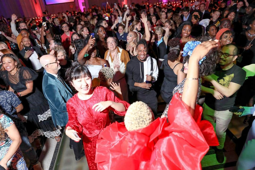 ブルックリン美術館さんのインスタグラム写真 - (ブルックリン美術館Instagram)「We asked our #BKArtistsBall guests to be ✨BOLD✨ and, wow, we were not disappointed! Thank you everyone who pulled up in support of the Museum last night! We’ll be uploading pictures on Facebook, but for now swipe ➡️ and enjoy some of the evening’s most 🔥 moments! (📸 Benjamin Lozovsky/BFA.com © BFA 2019)」4月18日 0時51分 - brooklynmuseum