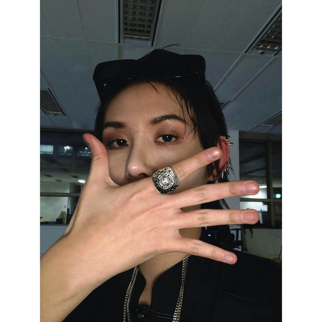 EZさんのインスタグラム写真 - (EZInstagram)「need more rings for sure 🤚」4月18日 0時51分 - ez_ez_ez_