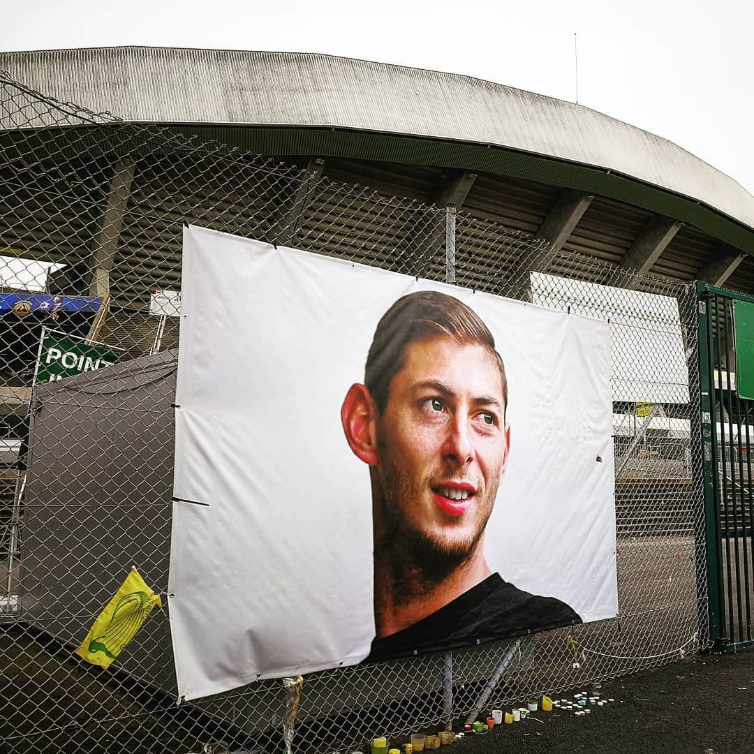 リーグ・アンさんのインスタグラム写真 - (リーグ・アンInstagram)「Le @fcnantes n'oublie pas Emiliano Sala 🙏 H-1 avant #FCNPSG ⚽ ▫️ ▫️ #ligue1conforama #sala #fcnantes #emilianosala #igersnantes #PSG #footballstadium #labeaujoire」4月18日 0時55分 - ligue1ubereats