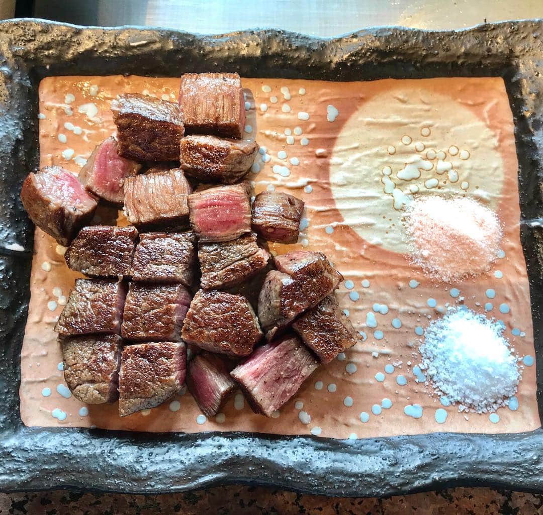 ベリッシモ・フランチェスコさんのインスタグラム写真 - (ベリッシモ・フランチェスコInstagram)「The art of Teppanyaki at “Akasaka”, ANA Intercontinental Tokyo 🥩🍖鉄板焼き「赤坂」で極上ヒレを頂きました！😂👍日本のお肉は最高ですね❤️Buono il filetto del Wagyu🥳 #ベリッシモ #料理研究家 #francescobellissimo #chef #tvchef #celebritychef #vip #luxurylifestyle #teppanyaki #vitamondana #anaintercontinentaltokyo #tokyo #鉄板焼き #赤坂 #gourmet #filet #ヒレ #和牛 #wagyu #wagyubeef #foodporn #food #picoftheday #carne #japanesefood #最高級品質 #enjoylife」4月18日 1時06分 - bellissimoyoshi