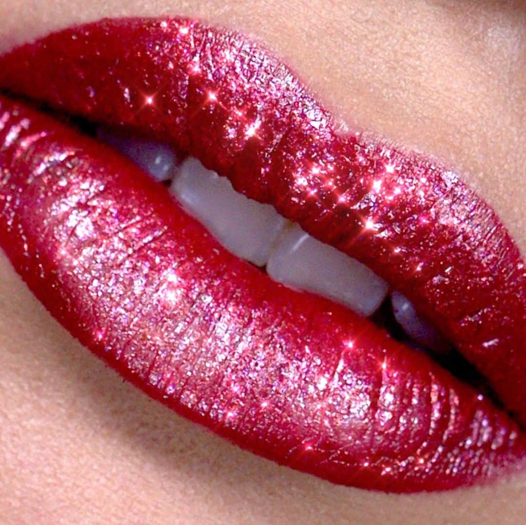 セルフリッジズさんのインスタグラム写真 - (セルフリッジズInstagram)「A lip to outshine them all | @esteelauderuk Pure Colour Lip Love, available in #SelfridgesLondon, #SelfridgeTrafford, #SelfridgesBirmingham and online . . . Look created with: Double Wear Stay-in-Place Lip Pencil in shade Currant Pure Color Love Lipstick in shade Rose Xcess Pure Color Love Lipstick in shade Spacewire #EsteeLauder #EsteeLauderUK #PerfectColour #LipLook #SelfridgesBeauty」4月18日 1時00分 - theofficialselfridges