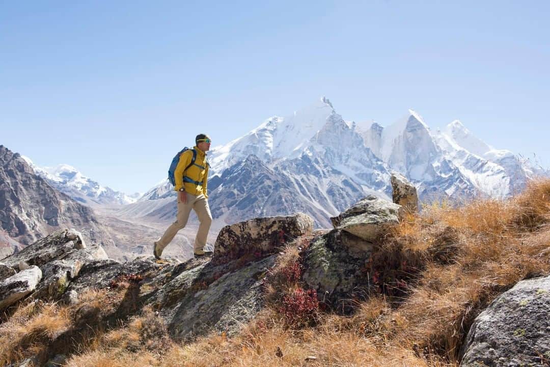 エディー・バウアーさんのインスタグラム写真 - (エディー・バウアーInstagram)「Jake Norton—Eddie Bauer Guide, experienced Himalayan guide, and U.N. mountain ambassador. Not sure what’s bigger, that mountain in the distance or his love for adventure.#WhyIHike」4月18日 1時00分 - eddiebauer