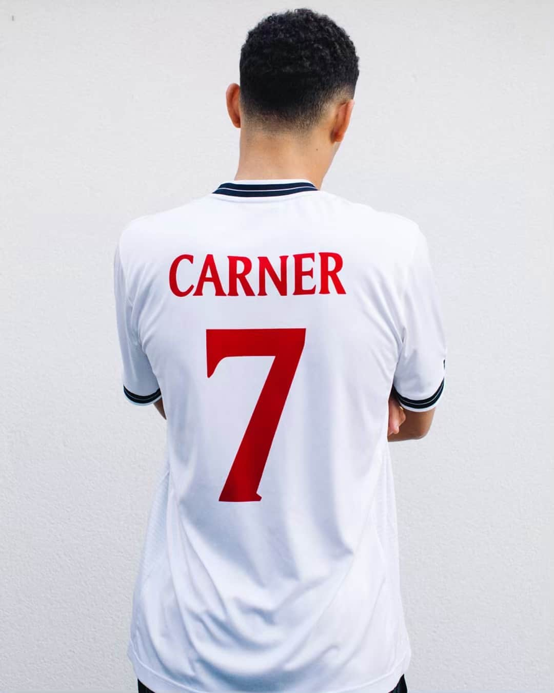 UMBROさんのインスタグラム写真 - (UMBROInstagram)「We recently met @LoyleCarner. We like Loyle. He likes us. He likes football. So do we. He wanted to make a football shirt for his latest tour. We think we make quite good football shirts so we offered to help. One of his favourite shirts (and ours) is the England home 1999-01 so we used this as our inspiration. Get yours now on Umbro.co.uk #UmbroXLoyleCarner . . . . . #streetstyle #streetwear #mensstreetstyle #lifestyle #mensstyle #lifestyle #ootd #athleisure #tracksuit #wiwt #style #umbro #hypedhaven #retro #nostalgic #basementapproved #hypebeast #loylecarner #loylecarnerfc #umbrofootball #footballshirts」4月18日 1時00分 - umbro