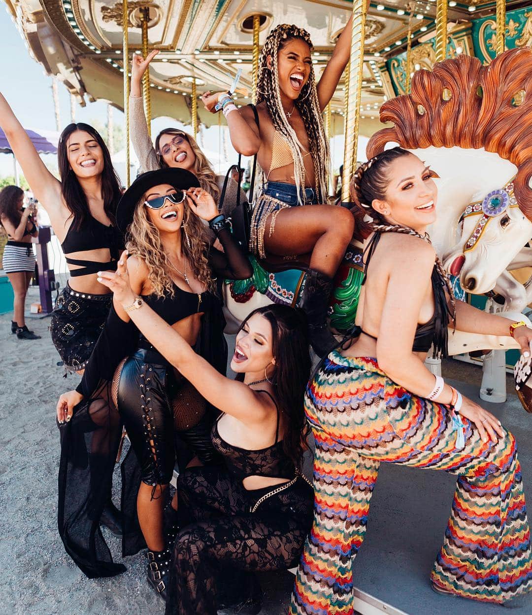 リアン Vのインスタグラム：「Nothing but positive energy around me 💫🎠 #Coachella 📸: @alanszargoza」