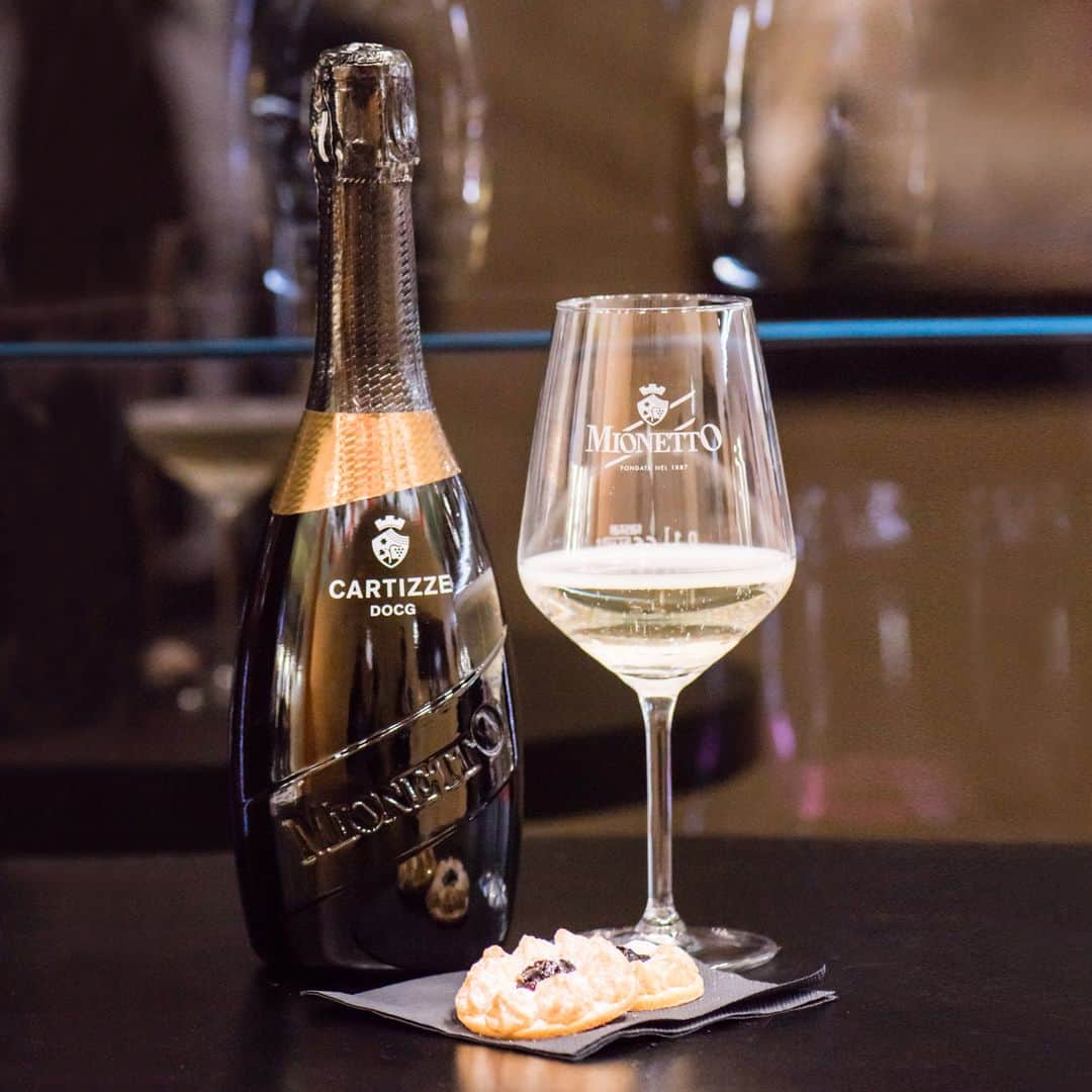 Mionetto Proseccoさんのインスタグラム写真 - (Mionetto ProseccoInstagram)「From Vinitaly 2019 pairing the exclusive Valdobbiadene Superiore di Cartizze DOCG - Luxury Collection – with dainty cakes and pastries by @allessandroservidapasticceria. Almonds, hazelnuts and blackcurrant jam with their dry, crunchy character, are the perfect match for aromas reminiscent of apple, pear and citrus fruits. Linzer biscuits paired with Valdobbiadene Superiore di Cartizze DOCG - Luxury Collection. #mionettoprosecco」4月18日 1時04分 - mionetto_prosecco
