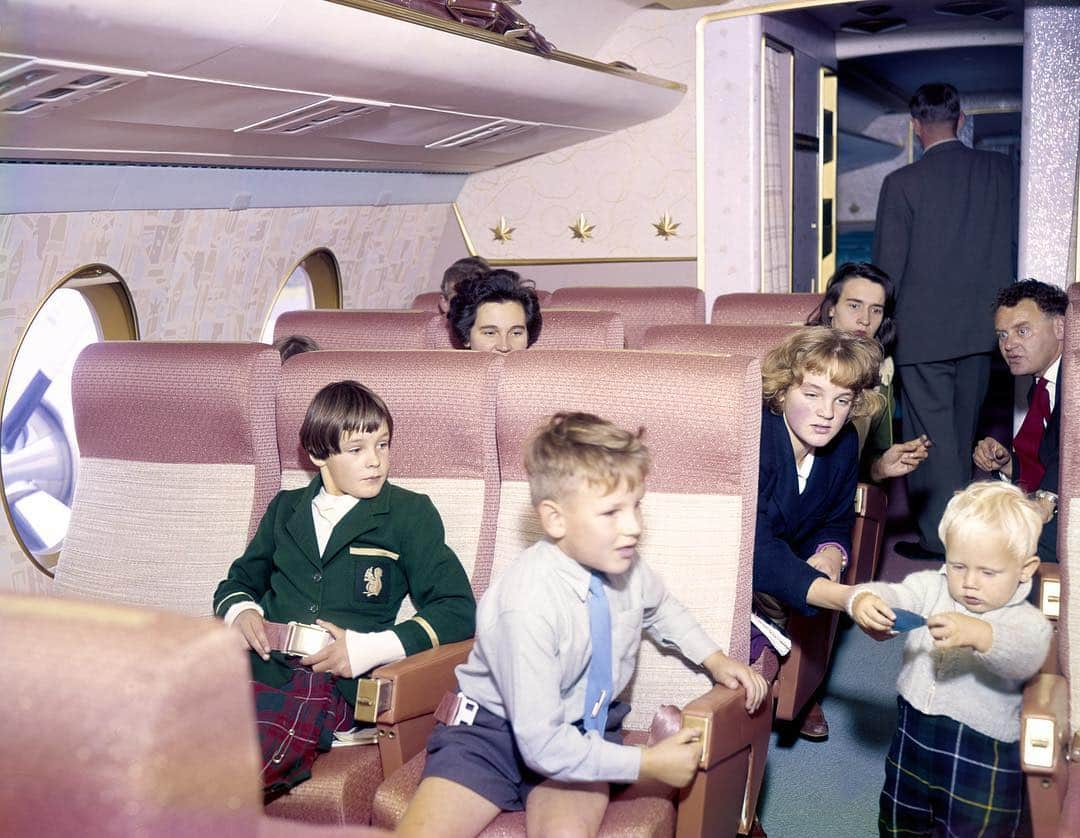 AIR CANADAさんのインスタグラム写真 - (AIR CANADAInstagram)「It doesn’t get any more adorable than these little globetrotters 🤗 #waybackwednesday to 1960! . . Difficile de trouver des globetrotteurs plus adorables que ceux-ci 🤗」4月18日 1時05分 - aircanada