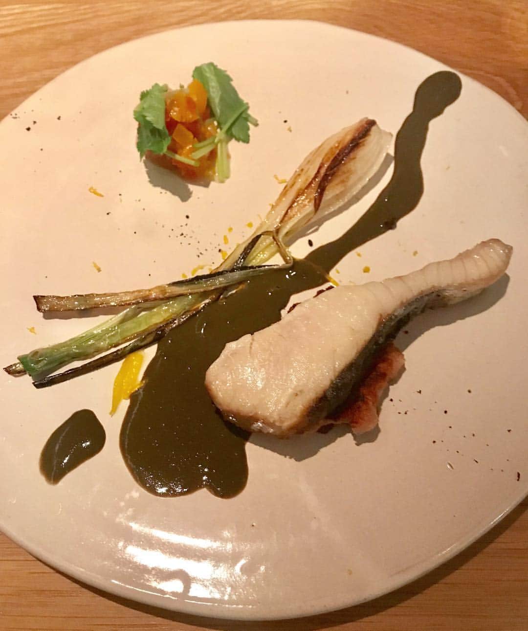 芥川舞子さんのインスタグラム写真 - (芥川舞子Instagram)「お誕生日を迎えることができました🎉 ・ 日常そのものがギフトだということを、体験として理解できつつある気がします。 ・ 毎日のヨガの練習と家族のおかげです。 ・ ありがとうございます🙏 ・ ・ ＊とても美味しいお店に連れて行ってもらいました！！！ 素材の味が生きている素晴らしいお料理の数々でした。ごちそうさまでした💗」4月18日 1時05分 - maiko.akutagawa