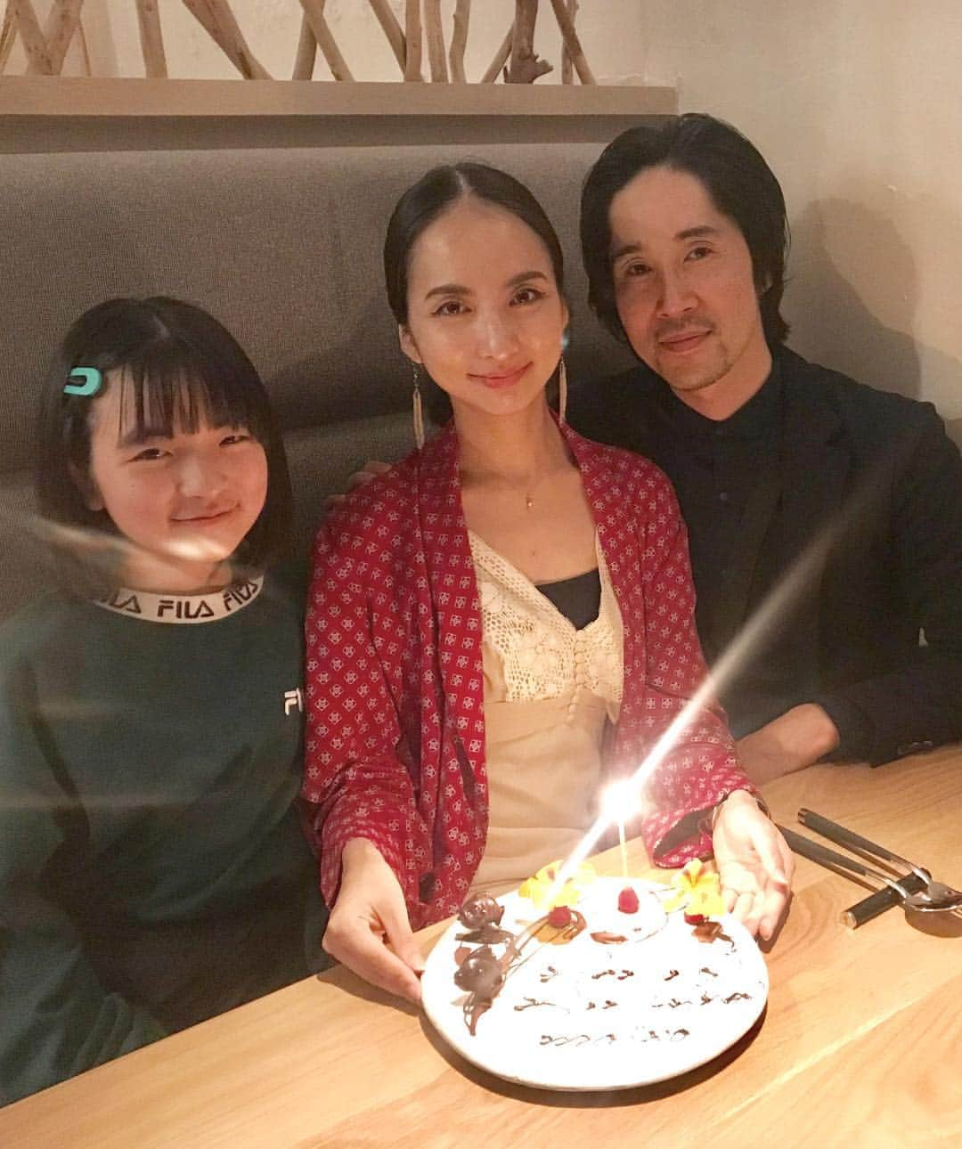 芥川舞子さんのインスタグラム写真 - (芥川舞子Instagram)「お誕生日を迎えることができました🎉 ・ 日常そのものがギフトだということを、体験として理解できつつある気がします。 ・ 毎日のヨガの練習と家族のおかげです。 ・ ありがとうございます🙏 ・ ・ ＊とても美味しいお店に連れて行ってもらいました！！！ 素材の味が生きている素晴らしいお料理の数々でした。ごちそうさまでした💗」4月18日 1時05分 - maiko.akutagawa