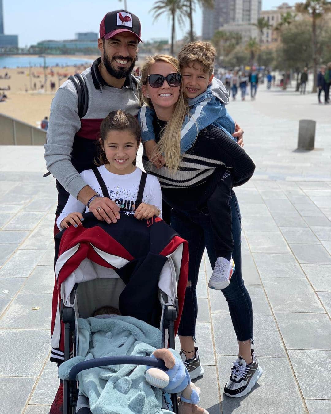 ソフィア・バルビのインスタグラム：「Paseando..👨‍👩‍👧‍👦👶🏻」