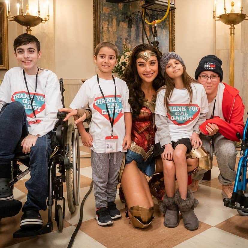 ガル・ガドットさんのインスタグラム写真 - (ガル・ガドットInstagram)「#WonderChildrenWednesday one of my favorite days on set was when all these WONDERful children and their families from the Light of Hope organization came to set. I was so excited to spend the day with/get to know each one of them personally and hear their stories. .... .... This organization has been working for the last 18 years supporting, accompanying, and assisting children with cancer and their families.  It is operated by hundreds of dedicated volunteers and provides a range of services for sick children and their families:  Including fulfillment of wishes, family / group vacation days, dream birthdays in hospitals, professional workshops for hospitalized children, financial support for families, and assisting with getting the proper medicine they may not be able to get.  Please see the link in my bio to see how you can help these beautiful families out.@lights_of_hope_israel」4月18日 1時06分 - gal_gadot