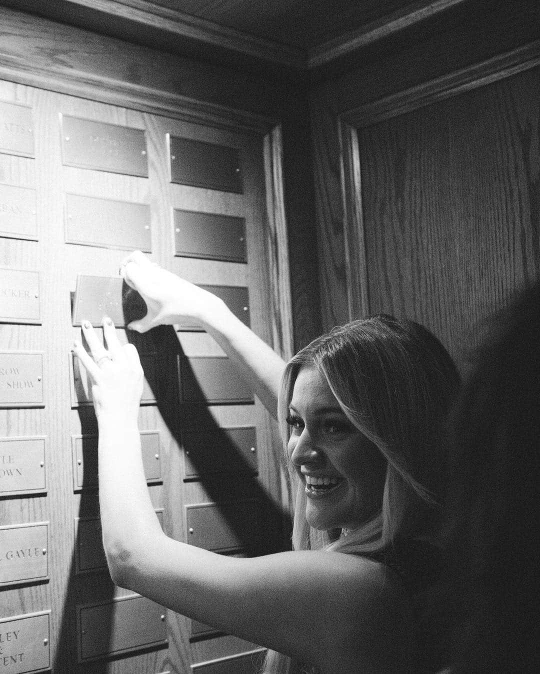 Kelsea Balleriniさんのインスタグラム写真 - (Kelsea BalleriniInstagram)「last night I had the immeasurable honor of being inducted into the @opry as the newest, youngest member of the family. Opry, thank you for believing in me like you do. For embracing and supporting my kind of country music. For knowing I’ll always show up for you. And for always showing up for me. And @carrieunderwood, I really wouldn’t know what it looks like to be a woman in country music without you. Thanks for paving the way and being there for me last night. I’m a forever fan.  It’s the kind of night that is really hard to put into words, but my heart is so full. ❤️」4月18日 1時24分 - kelseaballerini