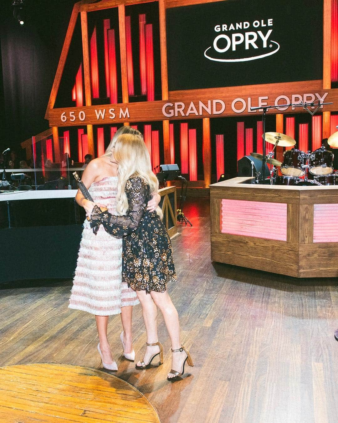 Kelsea Balleriniさんのインスタグラム写真 - (Kelsea BalleriniInstagram)「last night I had the immeasurable honor of being inducted into the @opry as the newest, youngest member of the family. Opry, thank you for believing in me like you do. For embracing and supporting my kind of country music. For knowing I’ll always show up for you. And for always showing up for me. And @carrieunderwood, I really wouldn’t know what it looks like to be a woman in country music without you. Thanks for paving the way and being there for me last night. I’m a forever fan.  It’s the kind of night that is really hard to put into words, but my heart is so full. ❤️」4月18日 1時24分 - kelseaballerini