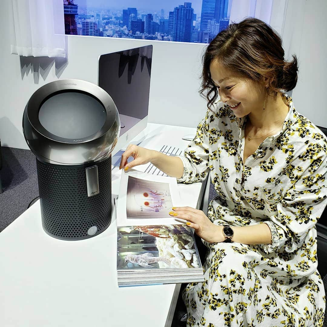 佐藤純さんのインスタグラム写真 - (佐藤純Instagram)「今日は、ダイソンの新製品発表会へ。  Dyson Pure Cool Me "パーソナル空気清浄ファン"  @dysonjapan @dyson  空気の汚れは屋外だけの問題だけではない！  室内の問題でもあるんですって💦  なんと、室内の空気は屋外より最大7倍も汚染されているそうです。  ダイソン初の｢パーソナル空気清浄ファン｣は密閉性の高いフィルター設計で空気中の有害なガスや汚染物質をとらえ、ダイソンコアテクノロジーにより清浄された涼しい風を正確にコントロールして必要な場所に届けてくれます。  PM0.1の微粒子までも99.95％捕らえられます。  呼吸を通じて取り込む空気、触れるホコリやアレル物質……快適な暮らしにとって室内環境がいかに重要か！  デザインもスタイリッシュで素敵でした。  2.8キロなので、リビングや寝室、キッチンなど、持ち運んで使えるのもいい✨  我が家にも取り入れたいと思います。  帰りに15分だけ、えっちゃんとお茶(笑)  @etsuko313  全然喋り足りずにバイバイ👋  時間がなかったけど💦可愛い息子くんに癒された💕  また近々ランチしよ😊  #dyson #dysonhome #dysonpurecool #dysonpurecoolme #ダイソン #パーソナル空気清浄ファン #空気清浄機 #ダイソンピュアクールミー #きれいな空気 #ママ#ママモデル#モデル #mama #mamamodel #model」4月18日 1時21分 - junsatoidea