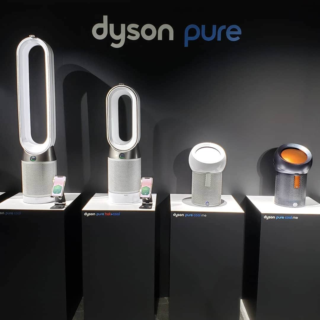 佐藤純さんのインスタグラム写真 - (佐藤純Instagram)「今日は、ダイソンの新製品発表会へ。  Dyson Pure Cool Me "パーソナル空気清浄ファン"  @dysonjapan @dyson  空気の汚れは屋外だけの問題だけではない！  室内の問題でもあるんですって💦  なんと、室内の空気は屋外より最大7倍も汚染されているそうです。  ダイソン初の｢パーソナル空気清浄ファン｣は密閉性の高いフィルター設計で空気中の有害なガスや汚染物質をとらえ、ダイソンコアテクノロジーにより清浄された涼しい風を正確にコントロールして必要な場所に届けてくれます。  PM0.1の微粒子までも99.95％捕らえられます。  呼吸を通じて取り込む空気、触れるホコリやアレル物質……快適な暮らしにとって室内環境がいかに重要か！  デザインもスタイリッシュで素敵でした。  2.8キロなので、リビングや寝室、キッチンなど、持ち運んで使えるのもいい✨  我が家にも取り入れたいと思います。  帰りに15分だけ、えっちゃんとお茶(笑)  @etsuko313  全然喋り足りずにバイバイ👋  時間がなかったけど💦可愛い息子くんに癒された💕  また近々ランチしよ😊  #dyson #dysonhome #dysonpurecool #dysonpurecoolme #ダイソン #パーソナル空気清浄ファン #空気清浄機 #ダイソンピュアクールミー #きれいな空気 #ママ#ママモデル#モデル #mama #mamamodel #model」4月18日 1時21分 - junsatoidea