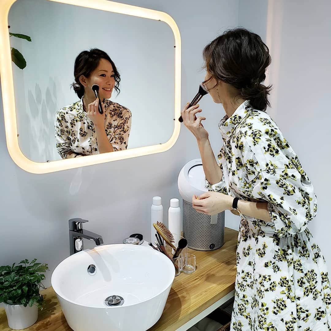 佐藤純さんのインスタグラム写真 - (佐藤純Instagram)「今日は、ダイソンの新製品発表会へ。  Dyson Pure Cool Me "パーソナル空気清浄ファン"  @dysonjapan @dyson  空気の汚れは屋外だけの問題だけではない！  室内の問題でもあるんですって💦  なんと、室内の空気は屋外より最大7倍も汚染されているそうです。  ダイソン初の｢パーソナル空気清浄ファン｣は密閉性の高いフィルター設計で空気中の有害なガスや汚染物質をとらえ、ダイソンコアテクノロジーにより清浄された涼しい風を正確にコントロールして必要な場所に届けてくれます。  PM0.1の微粒子までも99.95％捕らえられます。  呼吸を通じて取り込む空気、触れるホコリやアレル物質……快適な暮らしにとって室内環境がいかに重要か！  デザインもスタイリッシュで素敵でした。  2.8キロなので、リビングや寝室、キッチンなど、持ち運んで使えるのもいい✨  我が家にも取り入れたいと思います。  帰りに15分だけ、えっちゃんとお茶(笑)  @etsuko313  全然喋り足りずにバイバイ👋  時間がなかったけど💦可愛い息子くんに癒された💕  また近々ランチしよ😊  #dyson #dysonhome #dysonpurecool #dysonpurecoolme #ダイソン #パーソナル空気清浄ファン #空気清浄機 #ダイソンピュアクールミー #きれいな空気 #ママ#ママモデル#モデル #mama #mamamodel #model」4月18日 1時21分 - junsatoidea