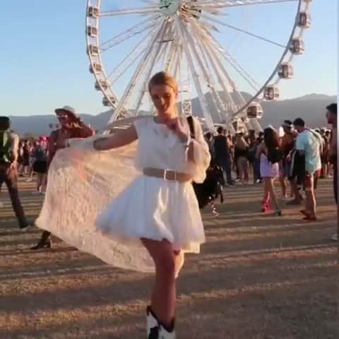 のインスタグラム：「In the words of @naaomiross: Laugh a little louder, smile a little bigger and live just a little bit better.. 🌴🎡 This is the summer of your lives and we’ve got the must-have kimono of the season (in black and cream, 🔍: ‪6975930350‬) to make every moment effortlessly stylish. #Accessorize #Accessorize #Travel #LA」