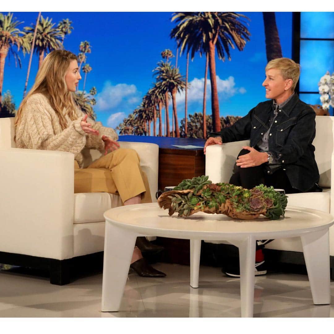 ブリット・マーリングのインスタグラム：「👉🏽 tune in to @theellenshow today — we talk about childhood alligator drama and people’s impressions of Old Night.  And @ianaiexander joins to tell the story of how he was cast in @the_oa .  Also— swipe right to see image of Ellen from her ‘86 Johnny Carson stand-up. If you’ve never watched it— google it, she’s brilliant. I remember watching Ellen in college and thinking— oh, a stand-up comedienne is an actress who writes her own destiny. She gets to try to change the focus of the collective narrative rather than yield to it. It was an epiphany for me. Ellen was the first woman Carson invited to join him at his desk after her stand-up. She is a trailblazer in storytelling for women and for LGBTQ people— and being the tip of the spear is very hard. She made it easier for all women who act/write/show create whether comedy or drama to follow. It was really an honor to meet her. // 🙏🏽 @meganbowmangray @sarahuslan #marileealbin」