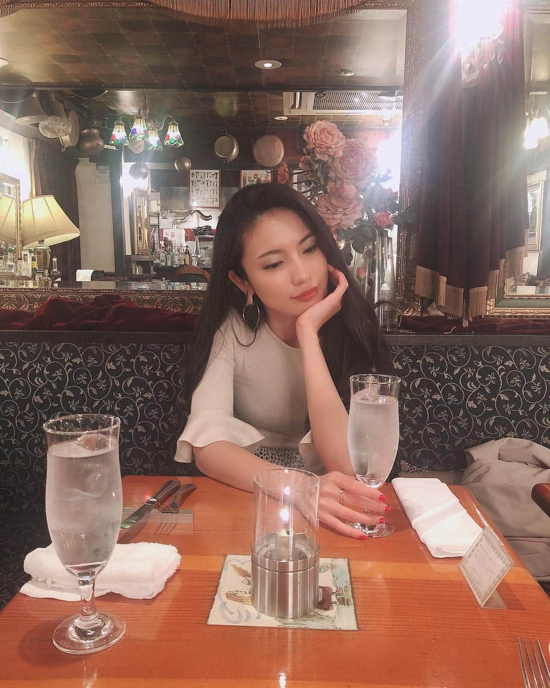 吉田愛璃のインスタグラム：「. . ✮ 展示会からの式場決めからのラジオ収録な1日。  今日無事に式場決まりました(✌︎˙˘˙✌︎) 4件目でやっと決めました。 ブライダルフェアとか参加してびっくりしたけど本当に疲れた🤣長いし営業凄いし🤣彼より私が白目w  今って平均1.2件で式場決めるらしいです！なんかその意味がわかった笑  式は来年の春予定なんだけど、ハイシーズンなのか結構埋まってて、1年前くらいから余裕もって動いて正解⭕  これからゆっくりじっくりマイペースに準備していこうかと思いますー( ´•ᴗ•ก)  #やっと食事にありつけた #式場探し #プレ花嫁準備  #プレ花嫁 #ブライダルフェア #お疲れさん ✮」