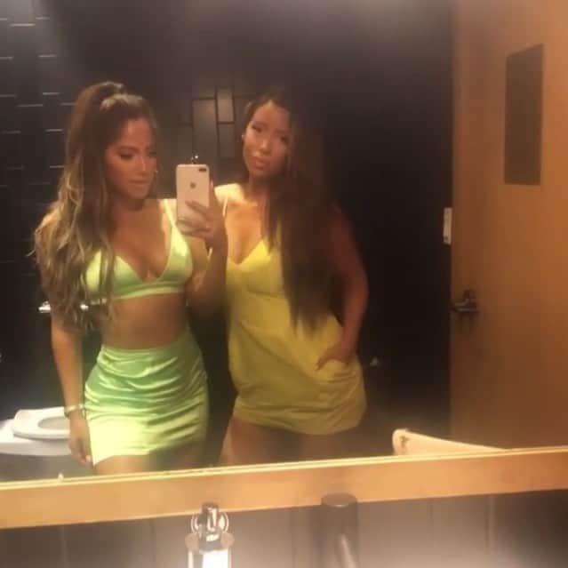 ジェシカ・バーチアーガのインスタグラム：「Birthday bathroom Break 🎂🥂😁 Top & Skirt: @houseofcb  #AriesBaby」
