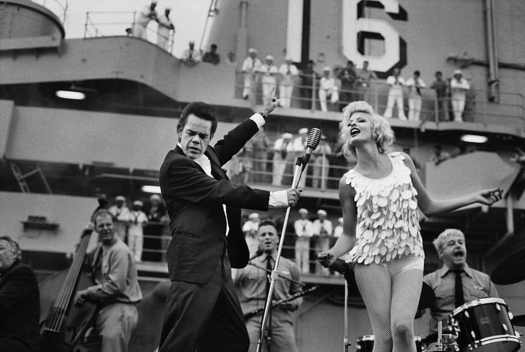 ピーター・リンドバーグさんのインスタグラム写真 - (ピーター・リンドバーグInstagram)「Buster Poindexter & Linda Evangelista, Corpus Christi, Texas, 1994 #TonneGoodman #PointOfView #LindberghStories #fromthevault #LindaEvangelista #BusterPoindexter #HarpersBazaar」4月18日 1時43分 - therealpeterlindbergh