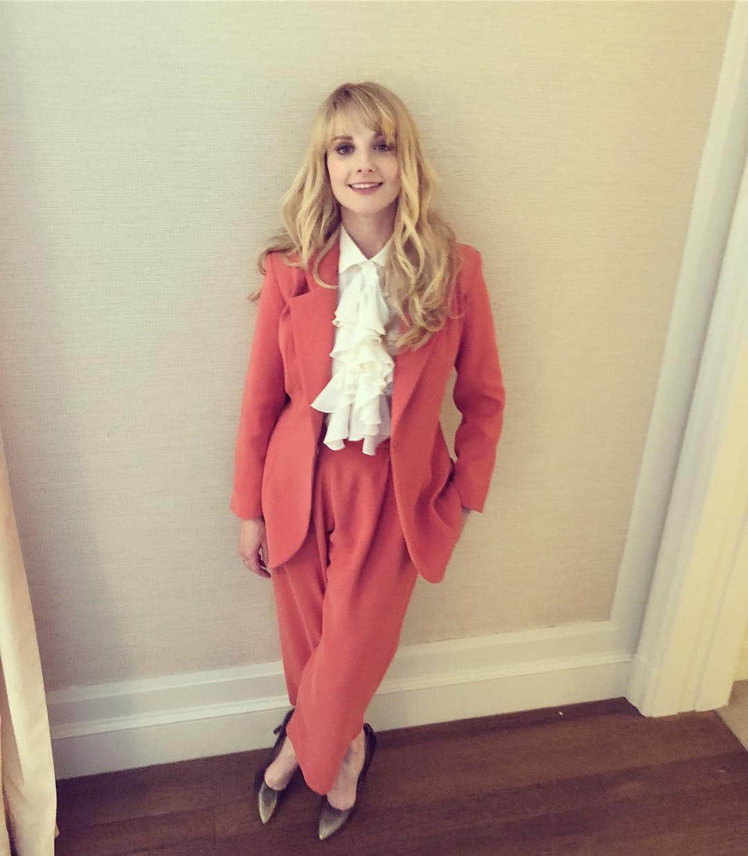 メリッサ・ラウシュのインスタグラム：「Lewwwwk from my quick trip to NYC: Happy ❤️ courtesy of: All the awesome kids I had the pleasure of reading to in NYC!  Hair: @matthewmonzon  Makeup: @itsmatin  Styling: @kevinmichaelericson @cristinaehrlich  Suit: @peggyhartanto」