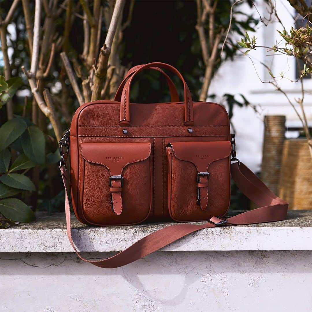 Ted Bakerさんのインスタグラム写真 - (Ted BakerInstagram)「Get in the swing of things with Ted’s slick and stylish FORSEE bag (Leather document bag: FORSEE)」4月18日 2時00分 - tedbaker