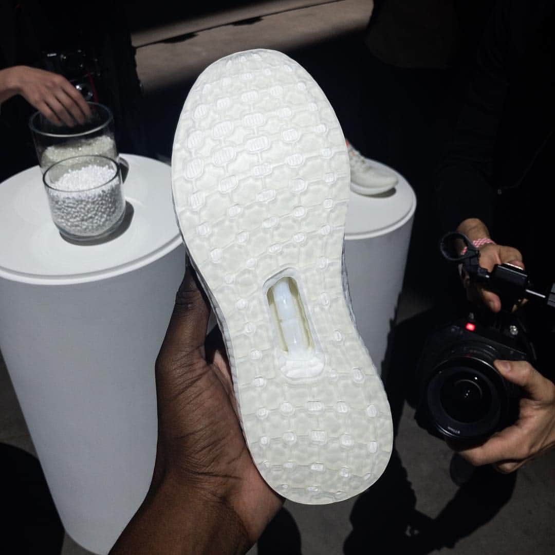 Nice Kicksさんのインスタグラム写真 - (Nice KicksInstagram)「adidas unveils its first 100% recyclable shoe. Building from the midsole out, BOOST TPU technology is transformed to not only provide comfort but structure, stability and durability as it's morphed and used for everything from the upper, to the laces, to the insole, midsole and outsole. #adidas #sneakers #futurecraft」4月18日 2時03分 - nicekicks